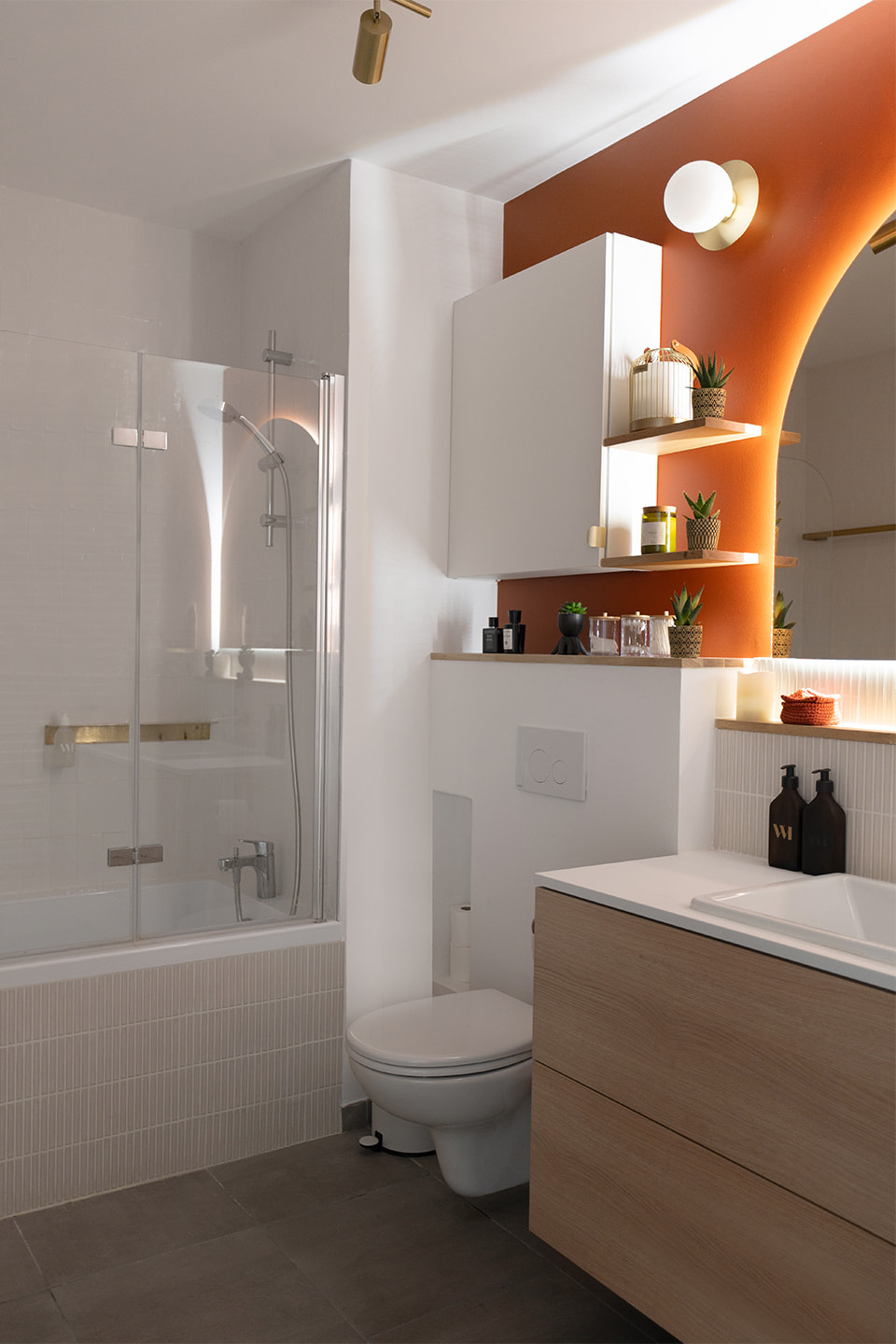 salle de bain mur orange appartement neuf personnalisé par Mon Concept Habitation salle de bain mur orange appartement neuf personnalisé par Mon Concept Habitation