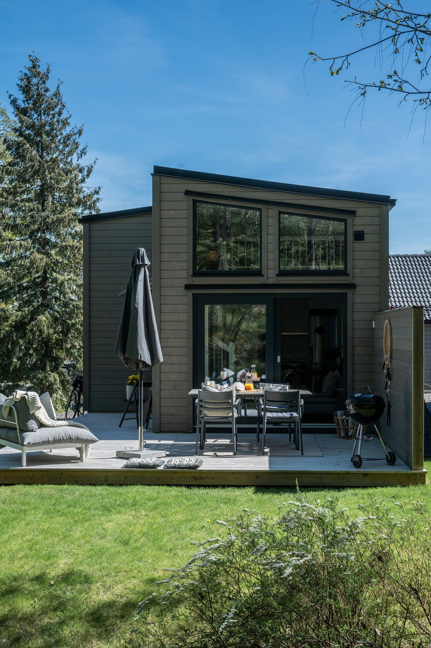petite maison 22m2 façade en bois noir petite maison 22m2 façade en bois noir