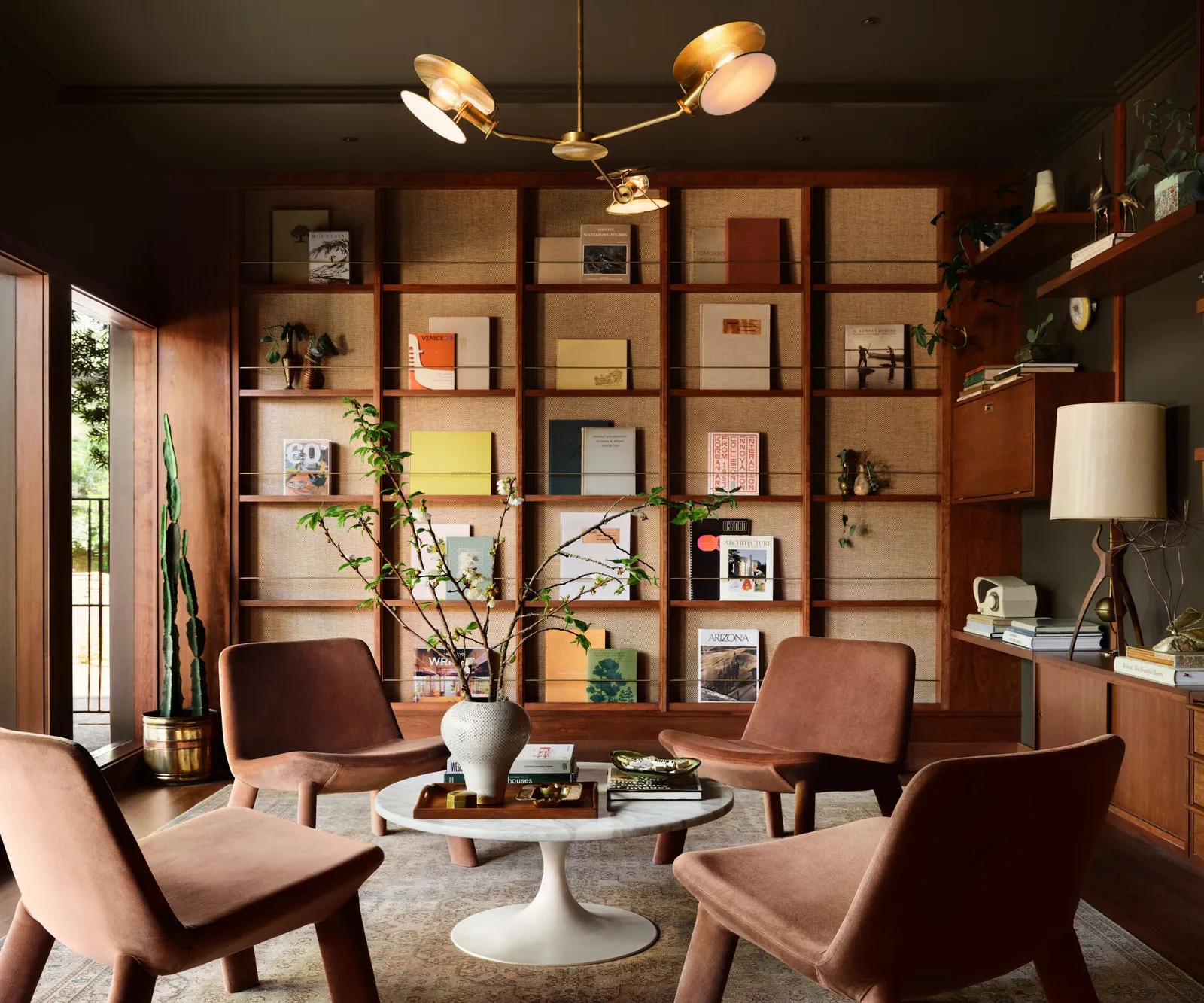 salon décoration mid-century par Joanna et Chip Gaines Fixer Upper the lake house salon décoration mid-century par Joanna et Chip Gaines Fixer Upper the lake house