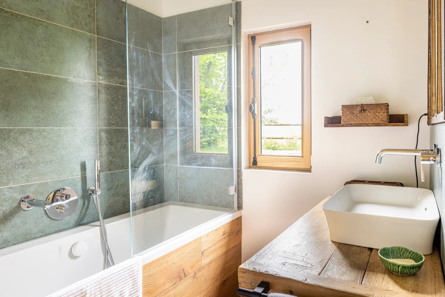 salle de bain carrelage vert