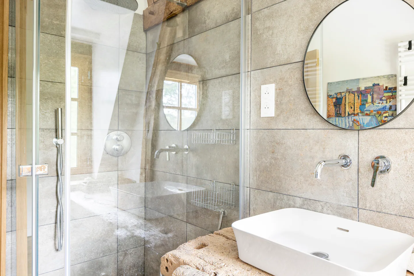salle de bain moderne avec poutres maison de campagne à colombages Normandie