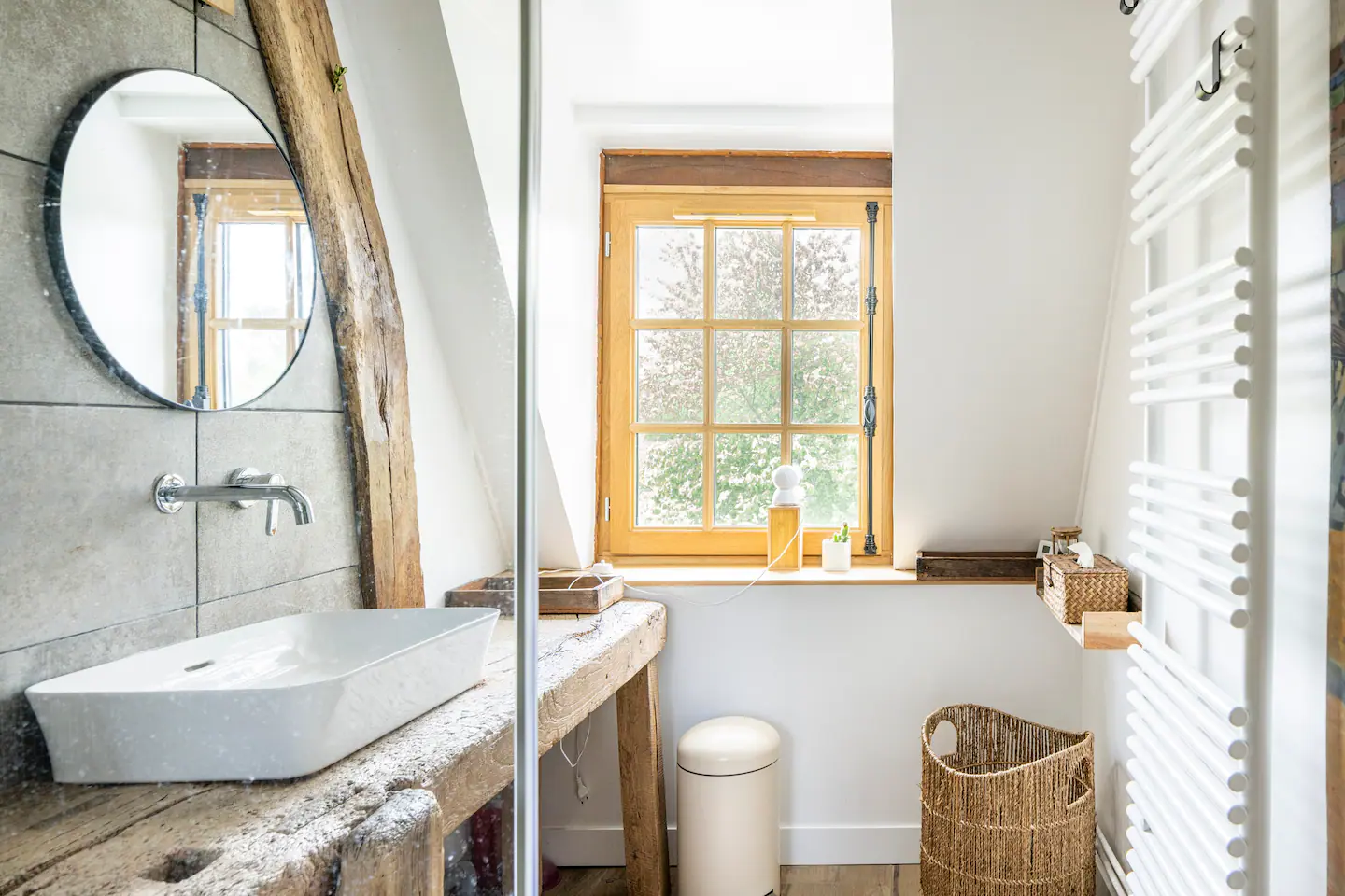 salle de bain moderne avec poutres maison de campagne à colombages Normandie