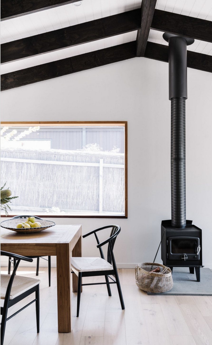 salle à manger avec poêle Prebuilt modèle Habitat