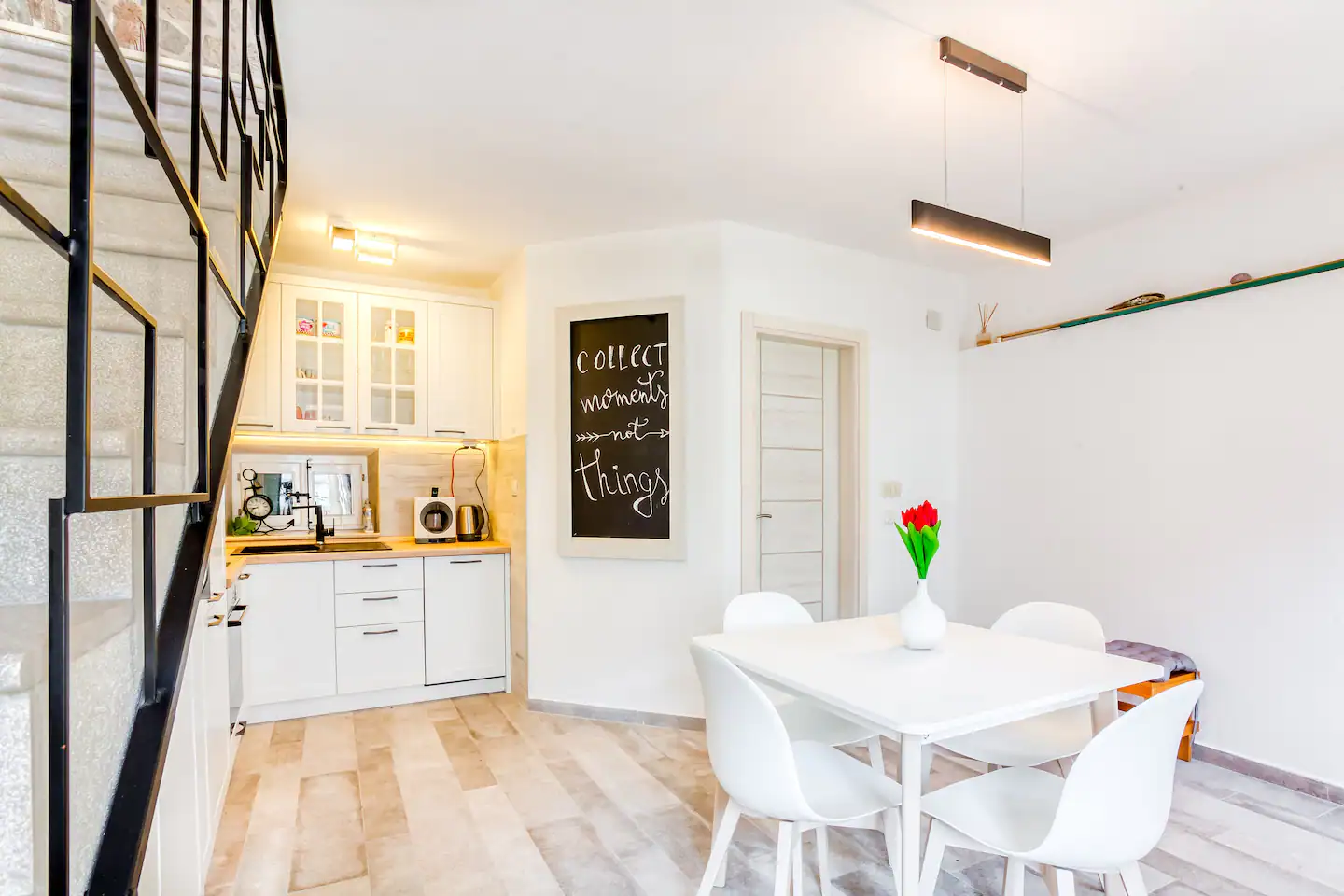 salle à manger avec cuisine ouverte