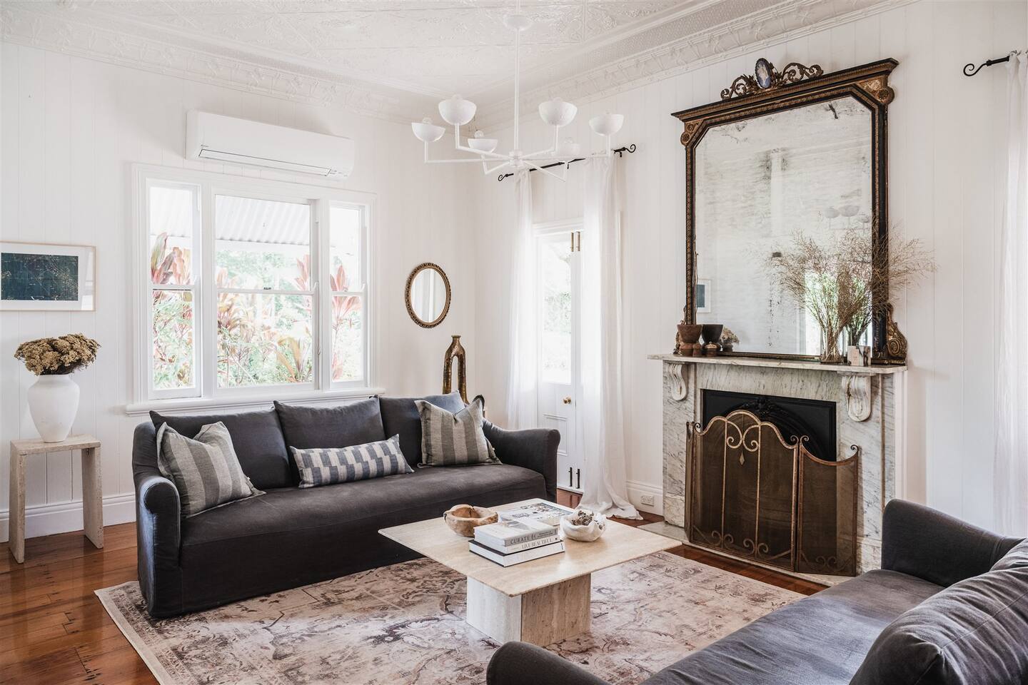 salon avec cheminée décoration classique