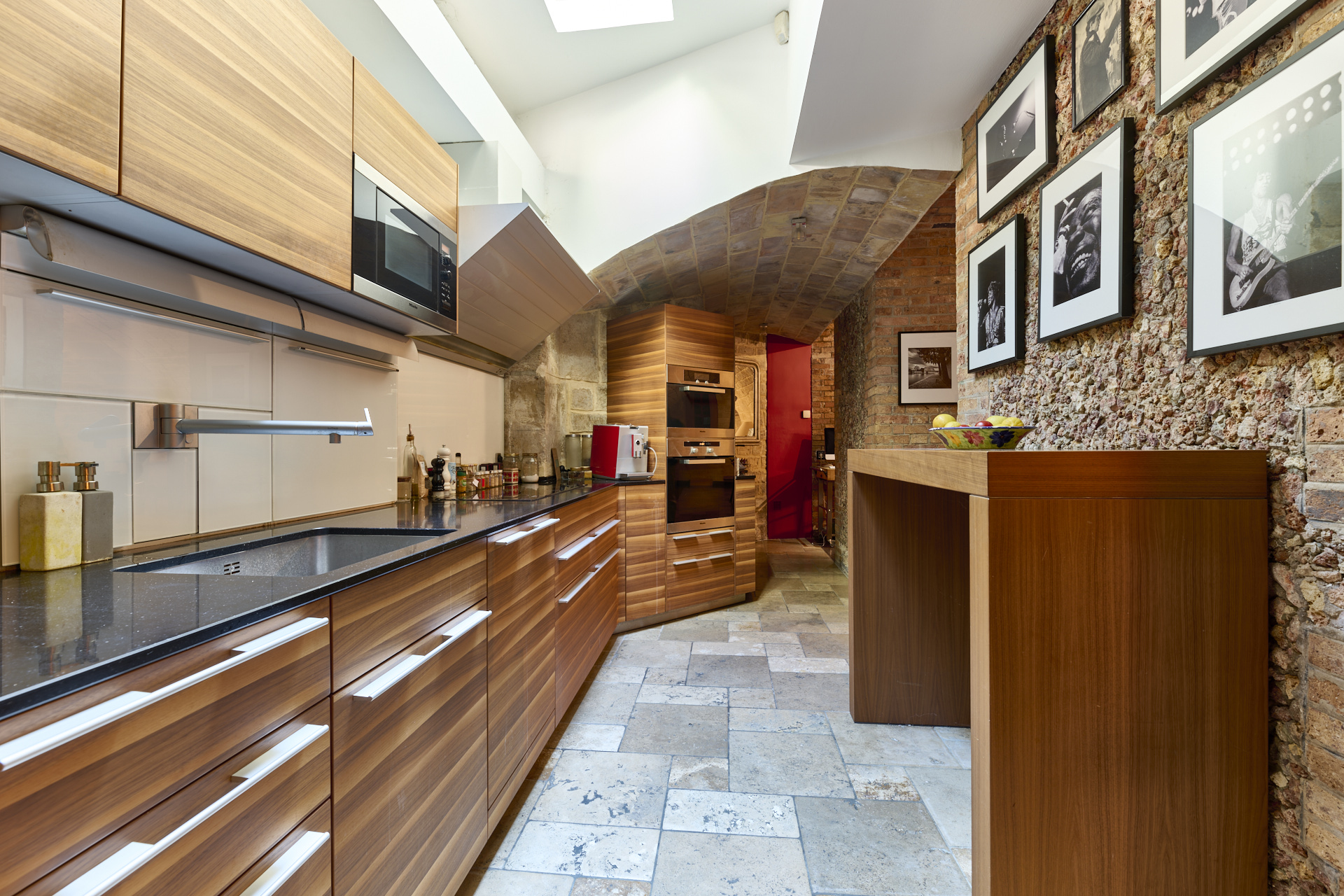 cuisine bois avec mur de pierre et puit de lumière cuisine bois avec mur de pierre et puit de lumière
