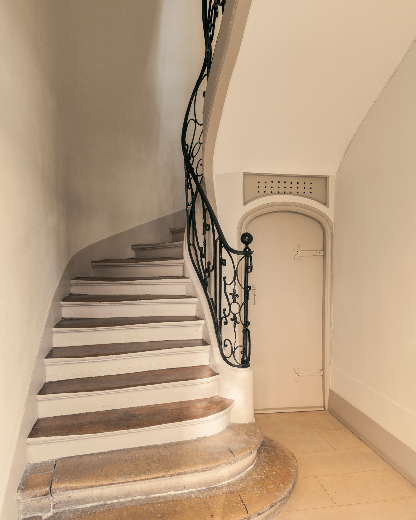 escalier 18e siècle avec rampe en fer forgé