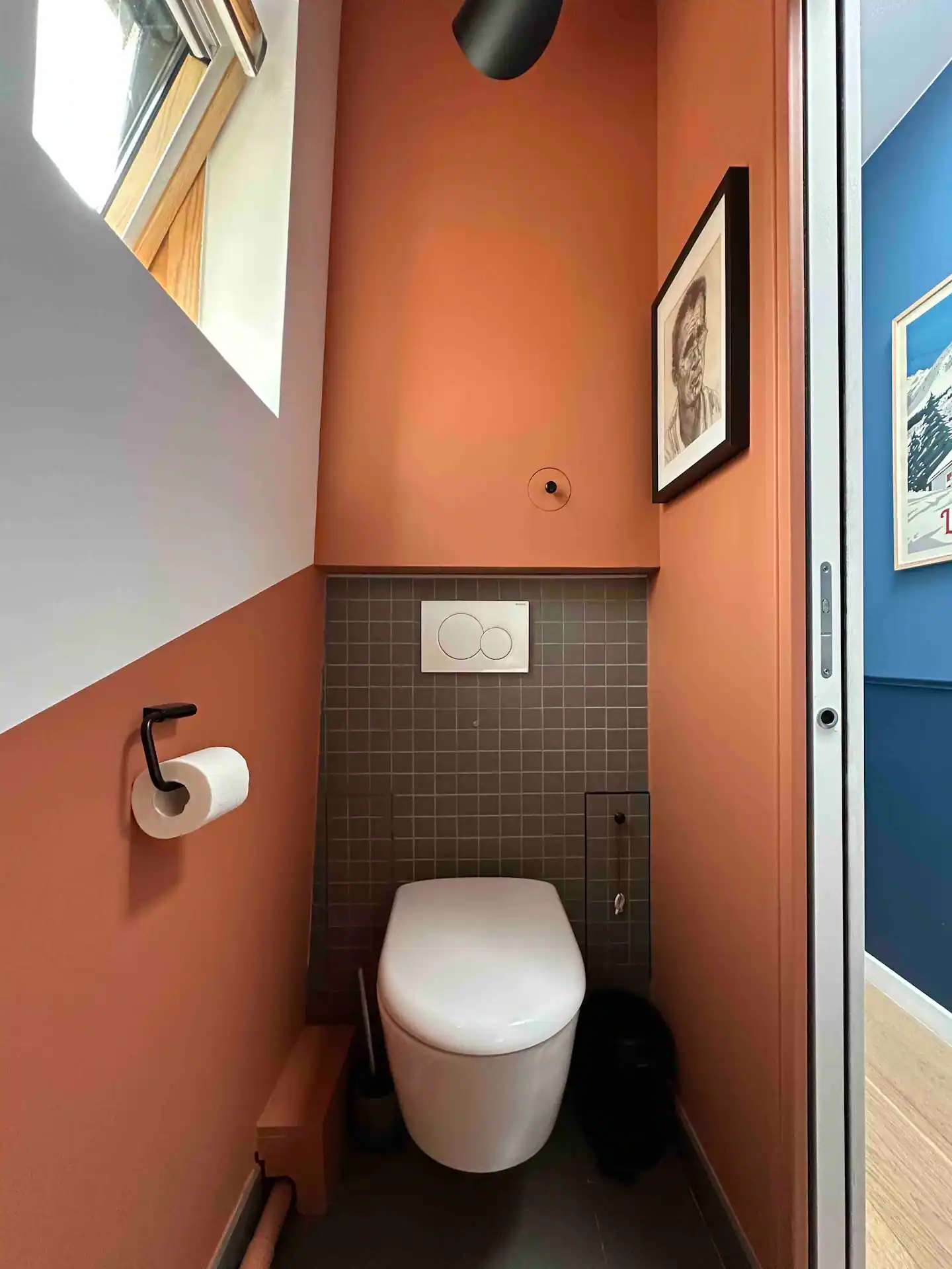 toilettes mansardées appartement de 60m2 à Paris dans immeuble haussmannien toilettes mansardées appartement de 60m2 à Paris dans immeuble haussmannien