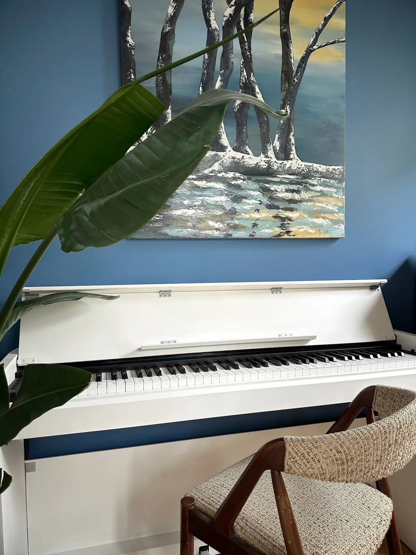 piano blanc dans salon mur bleu piano blanc dans salon mur bleu