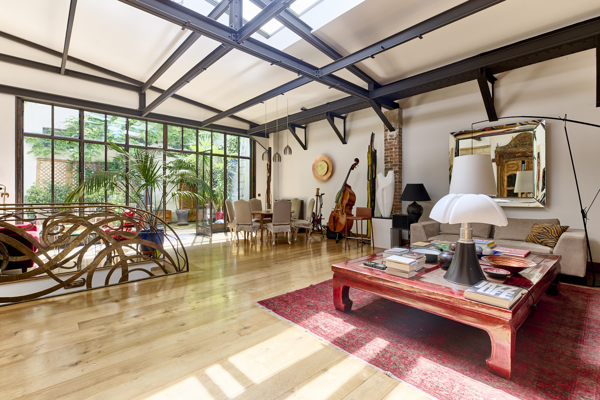 salon avec verrière et patio appartement Paris salon avec verrière et patio appartement Paris