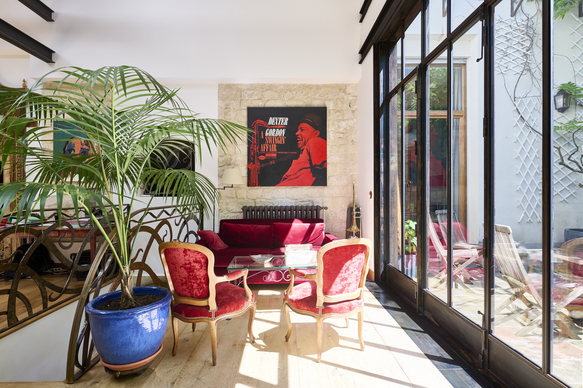 salon avec verrière et patio appartement Paris salon avec verrière et patio appartement Paris