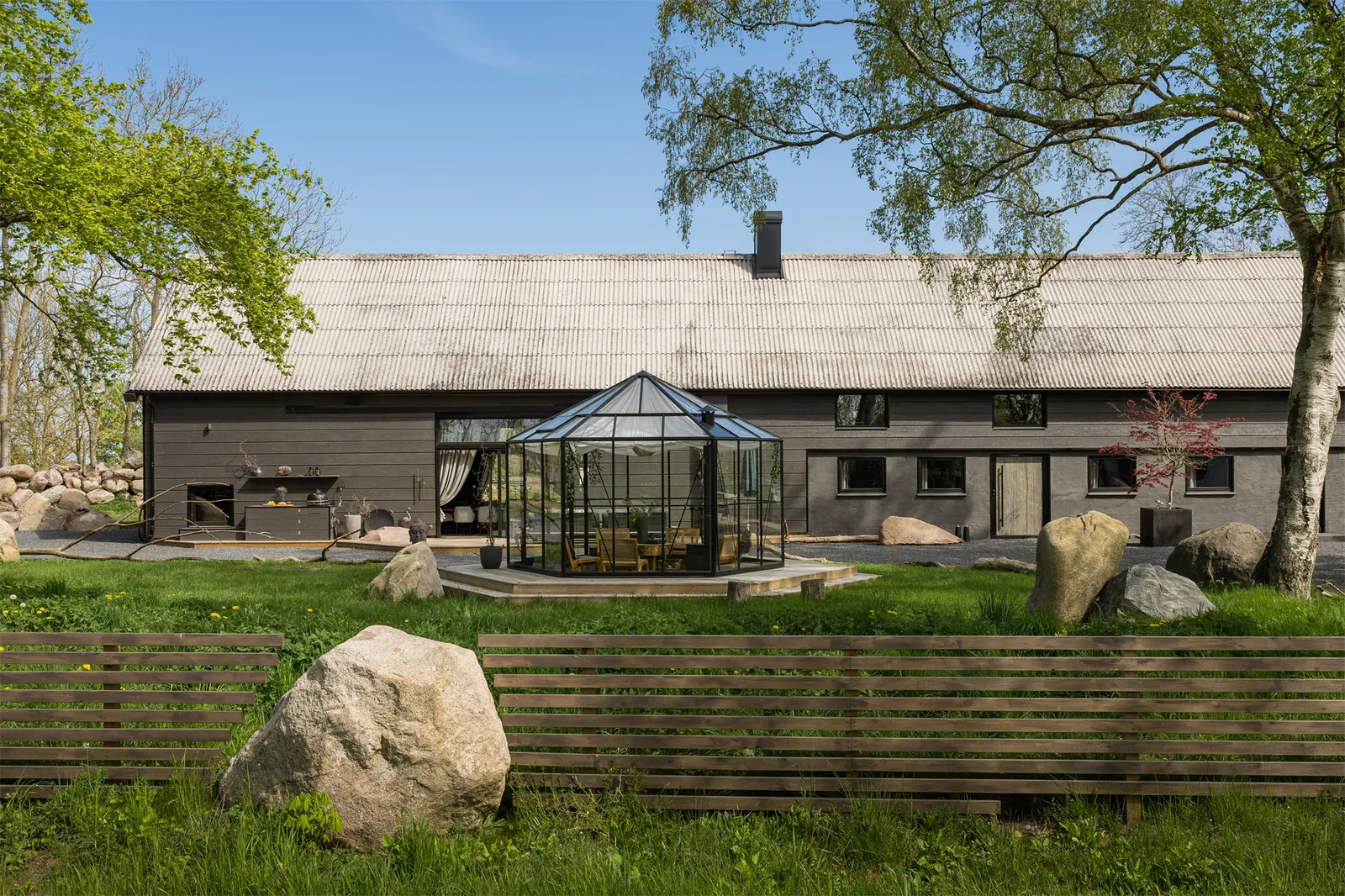 maison en bois noir