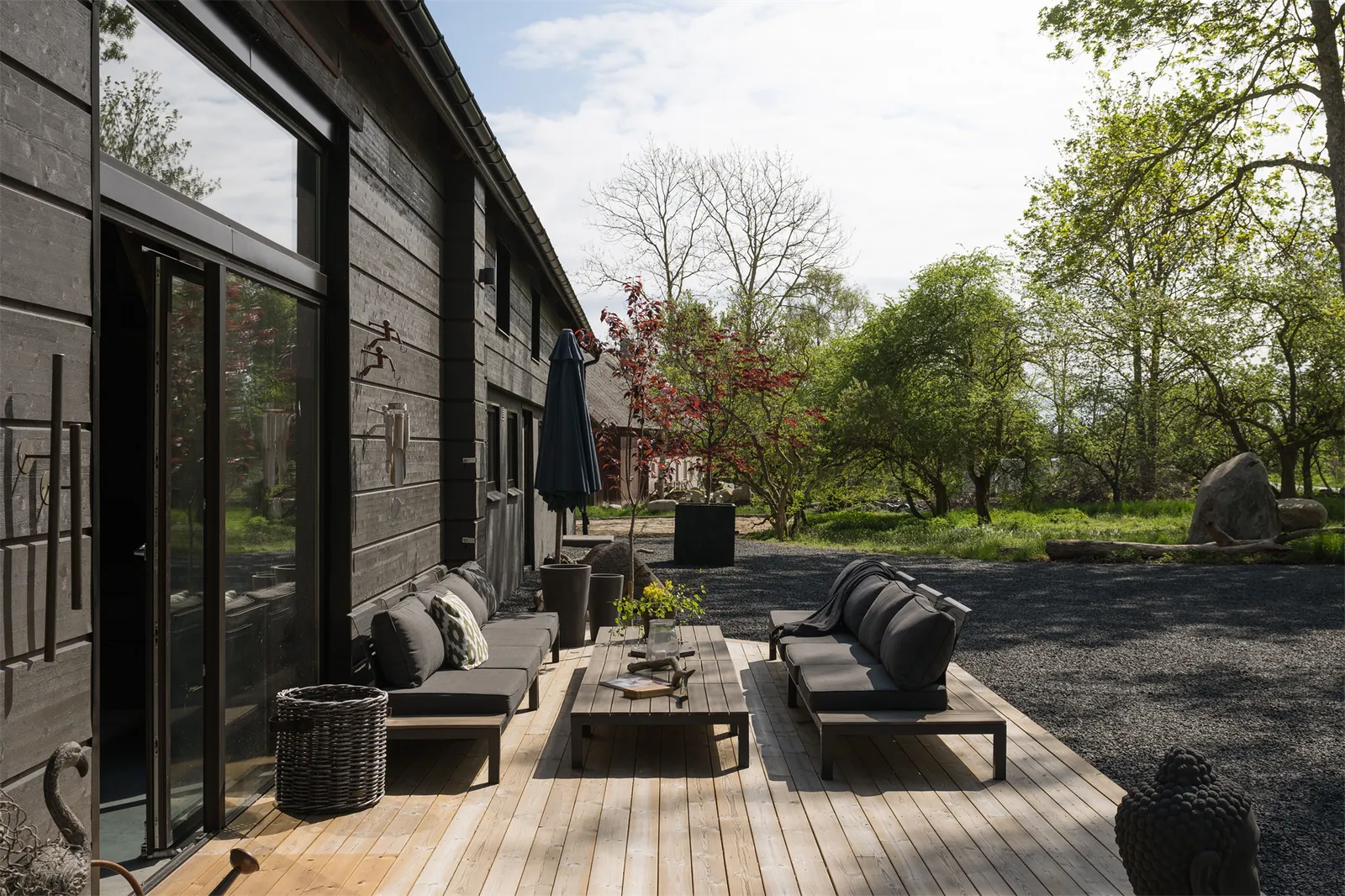 terrasse grange rénovée décoration contemporaine