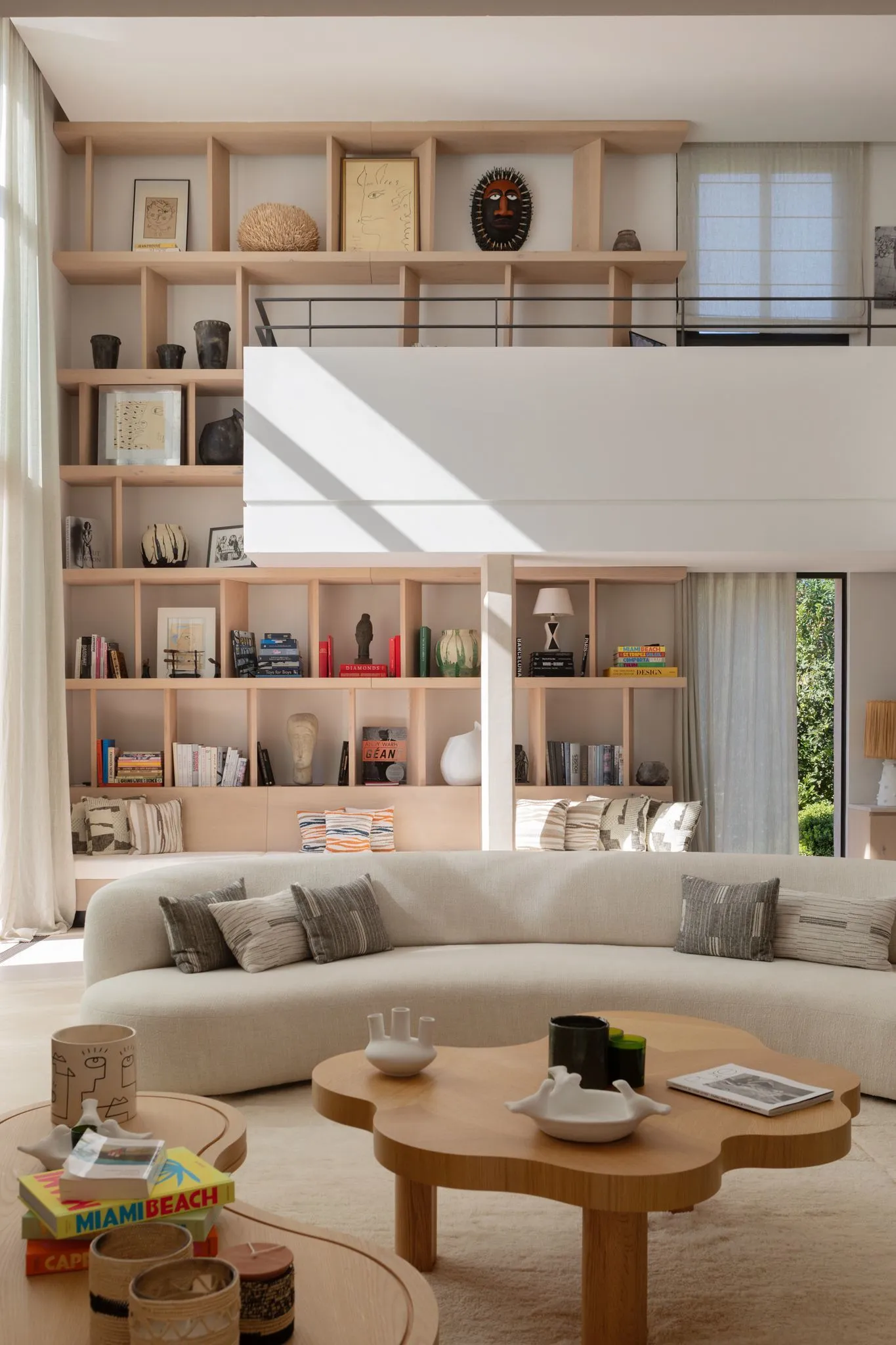 salon décoration contemporaine avec bibliothèque double hauteur