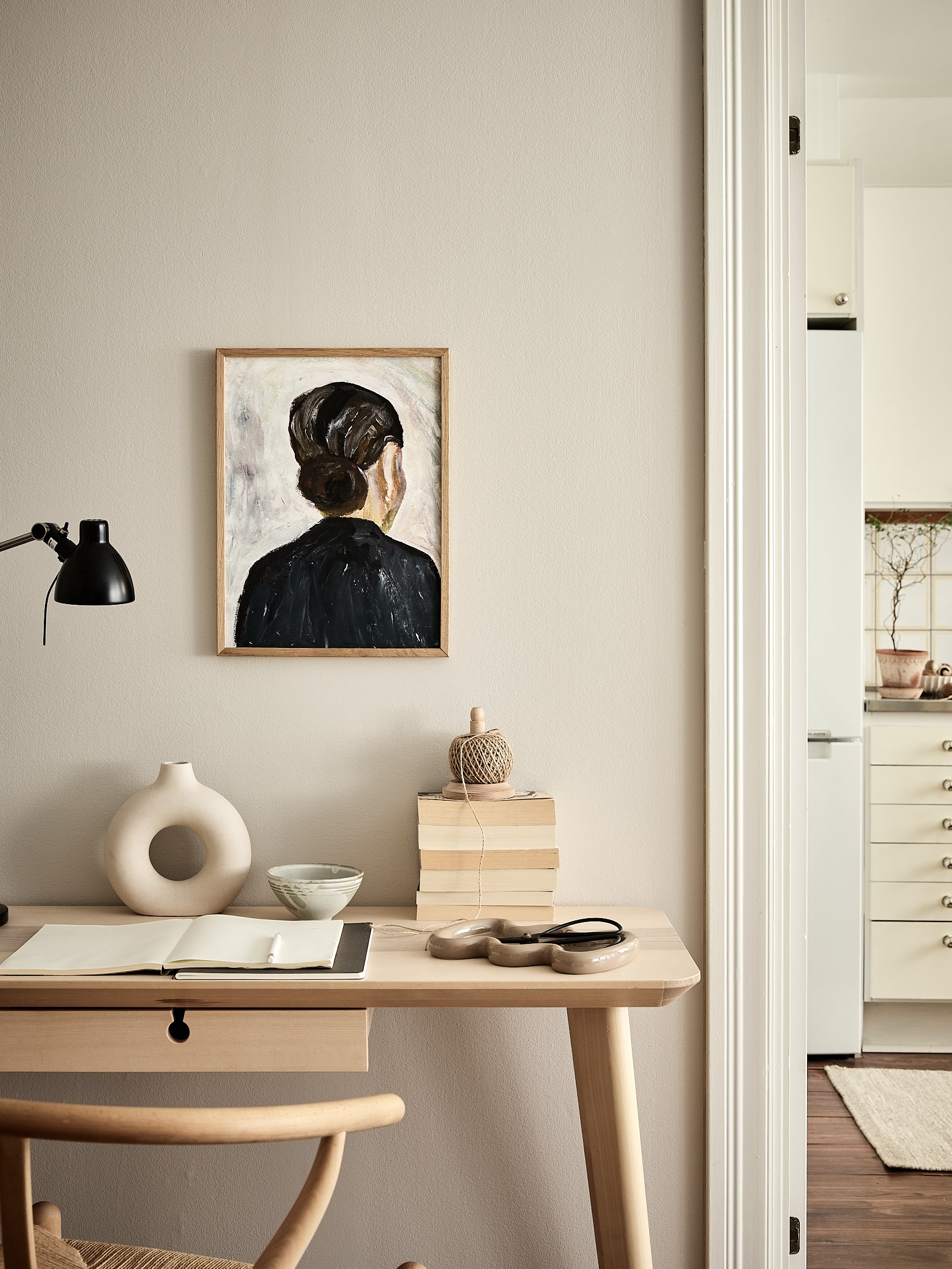 bureau dans salon décoration scandinave beige studio 43m2 bureau dans salon décoration scandinave beige studio 43m2