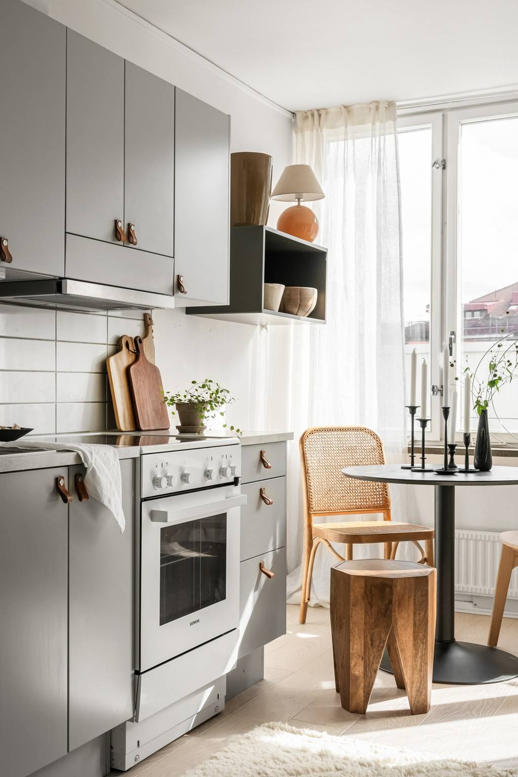 cuisine design grise avec coin repas cuisine design grise avec coin repas