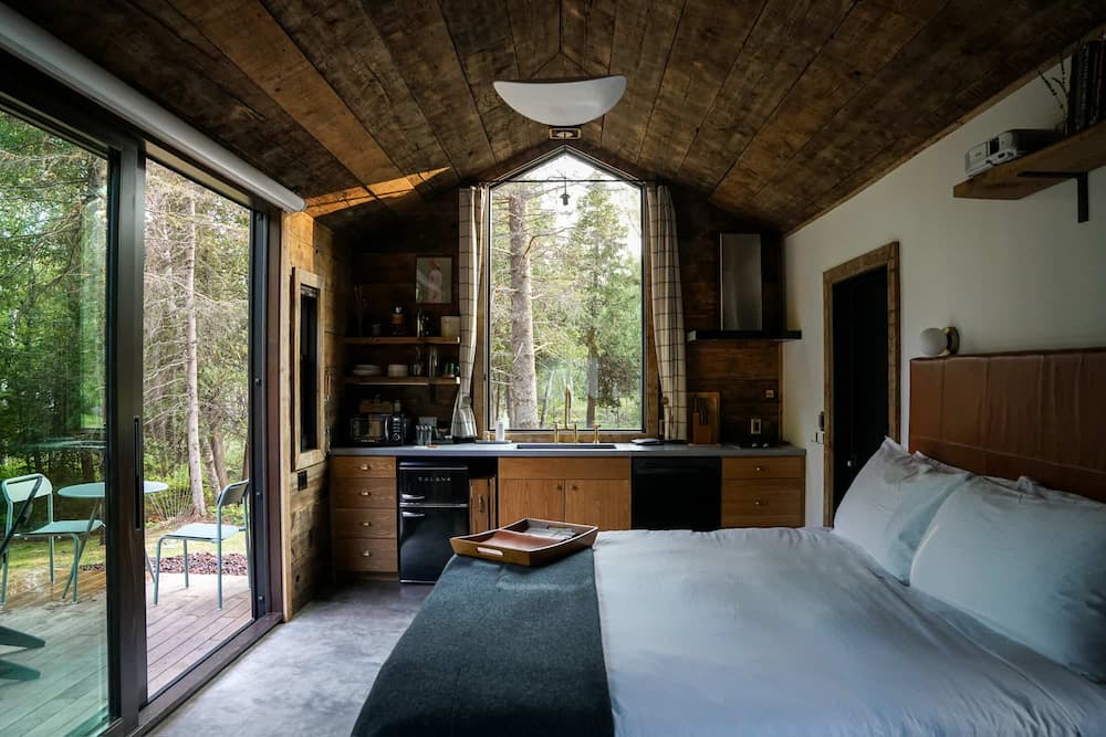 cuisine et chambre petite maison en bois