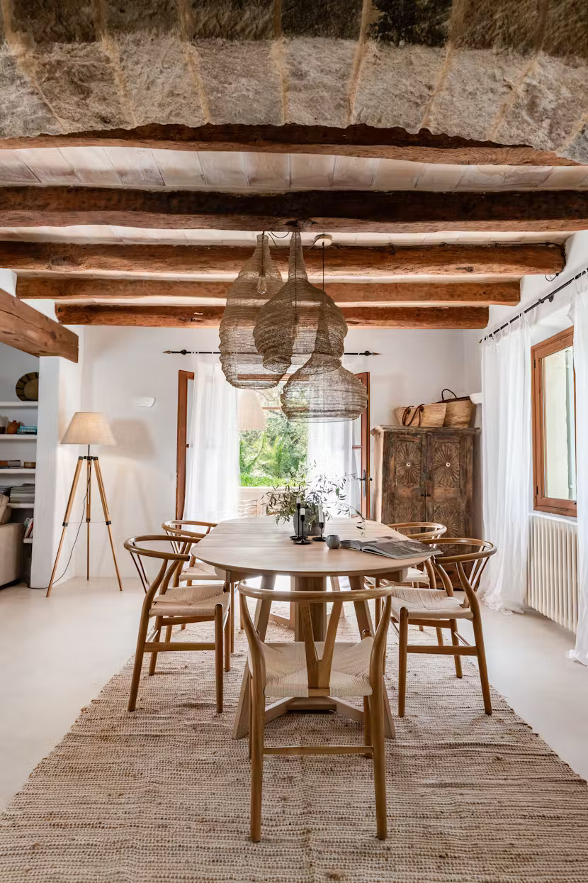 salle à manger avec poutres maison en pierres