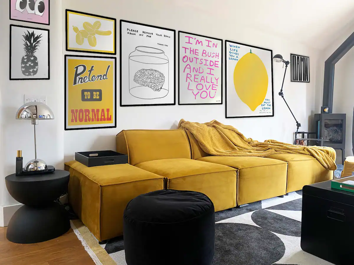 salon décoration contemporaine maison en pierres avec canapé jaune salon décoration contemporaine maison en pierres avec canapé jaune