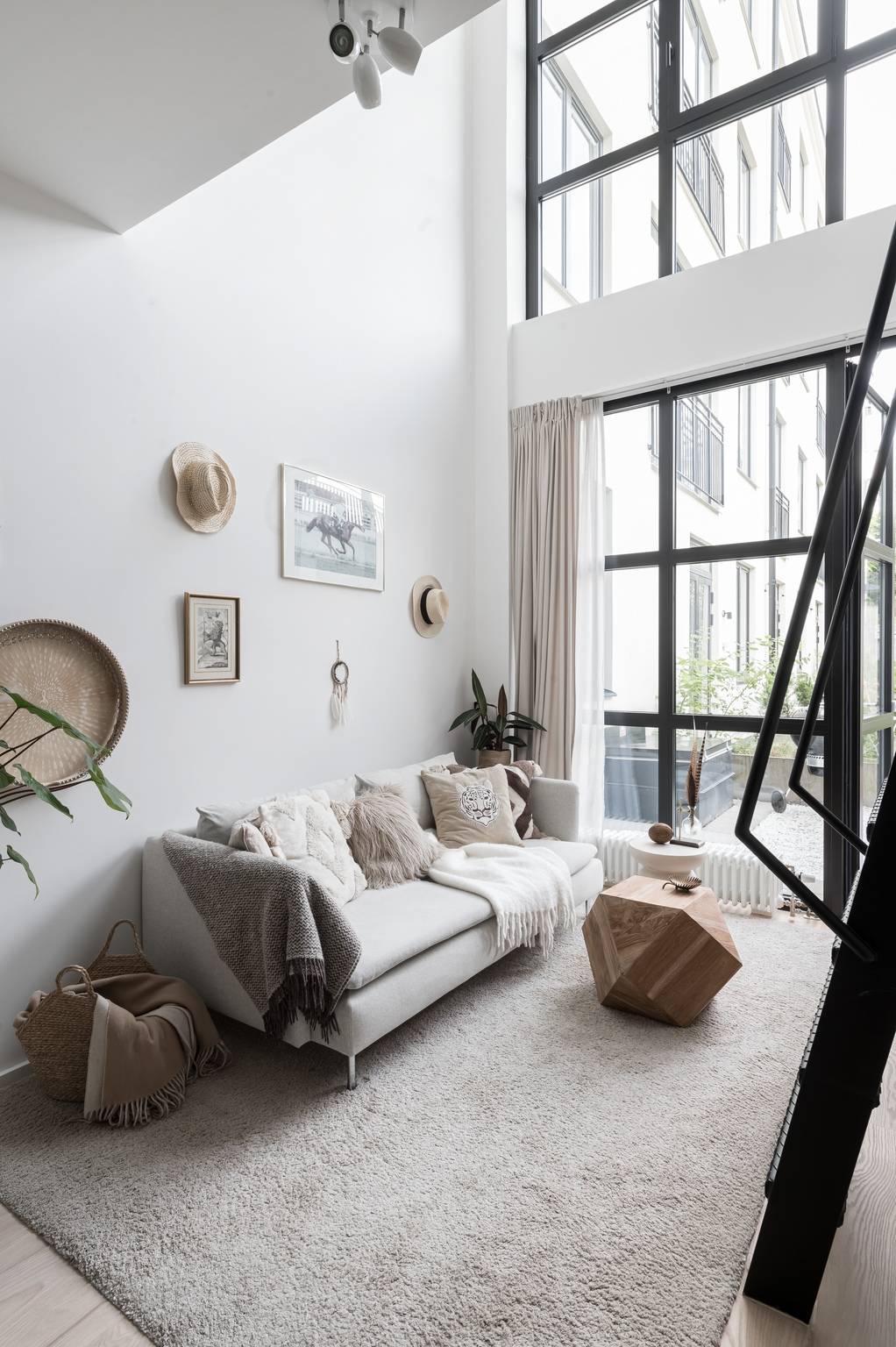 salon décoration scandinave appartement 42m2 avec mezzanine et jardin