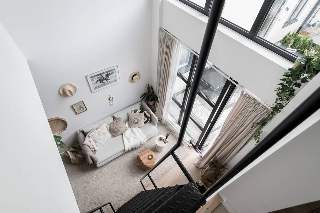 salon décoration scandinave appartement 42m2 avec mezzanine et jardin