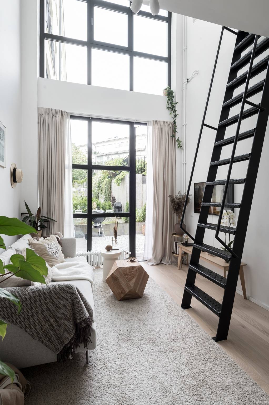 salon décoration scandinave appartement 42m2 avec mezzanine et jardin