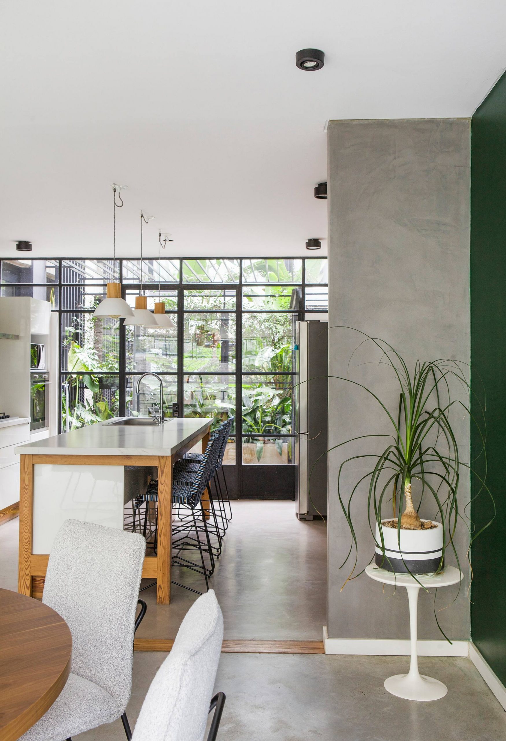 cuisine avec fenêtre verrière décoration contemporaine maison en béton