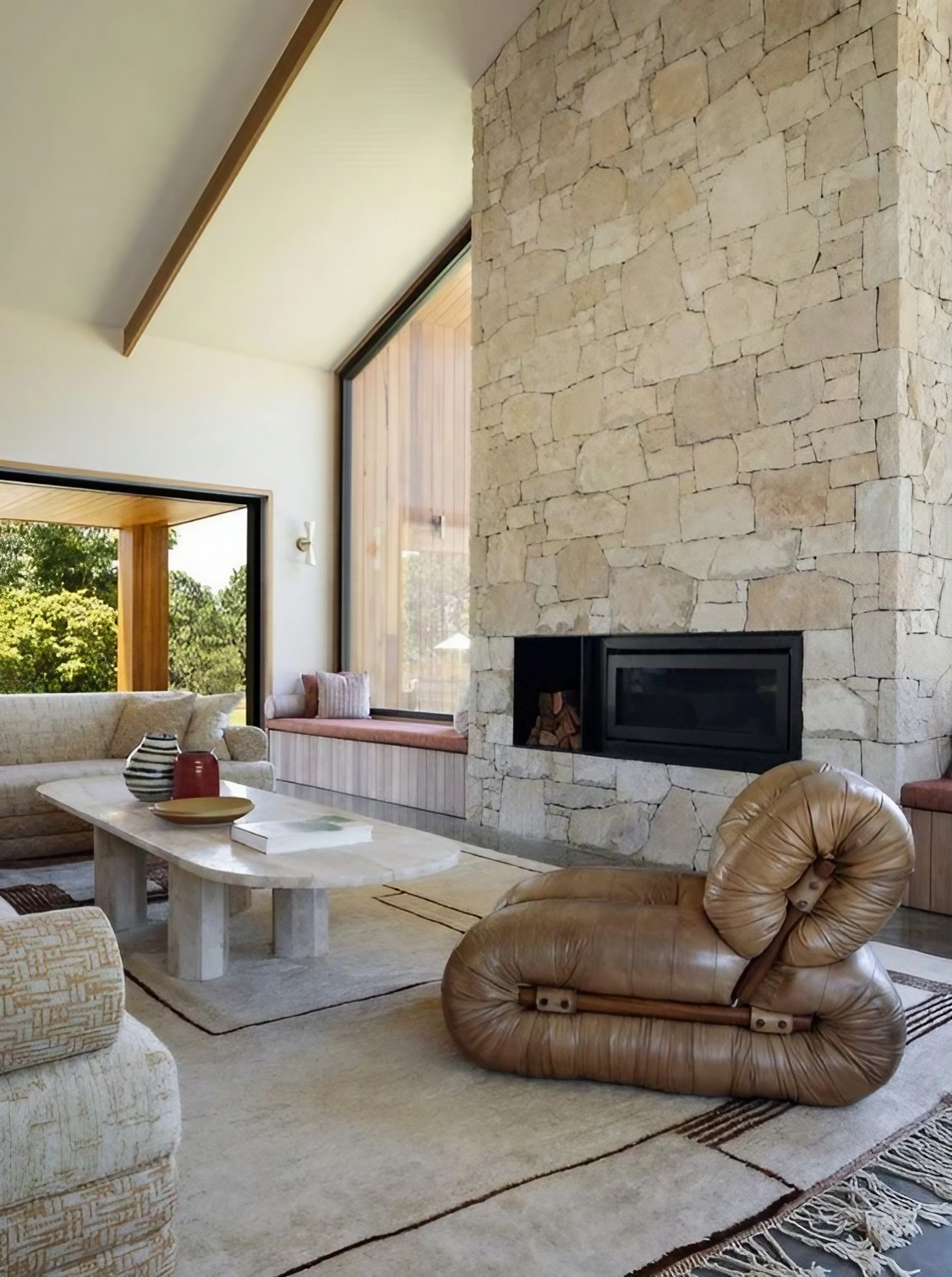 salon avec cheminée et salle à manger maison en bois salon avec cheminée et salle à manger maison en bois
