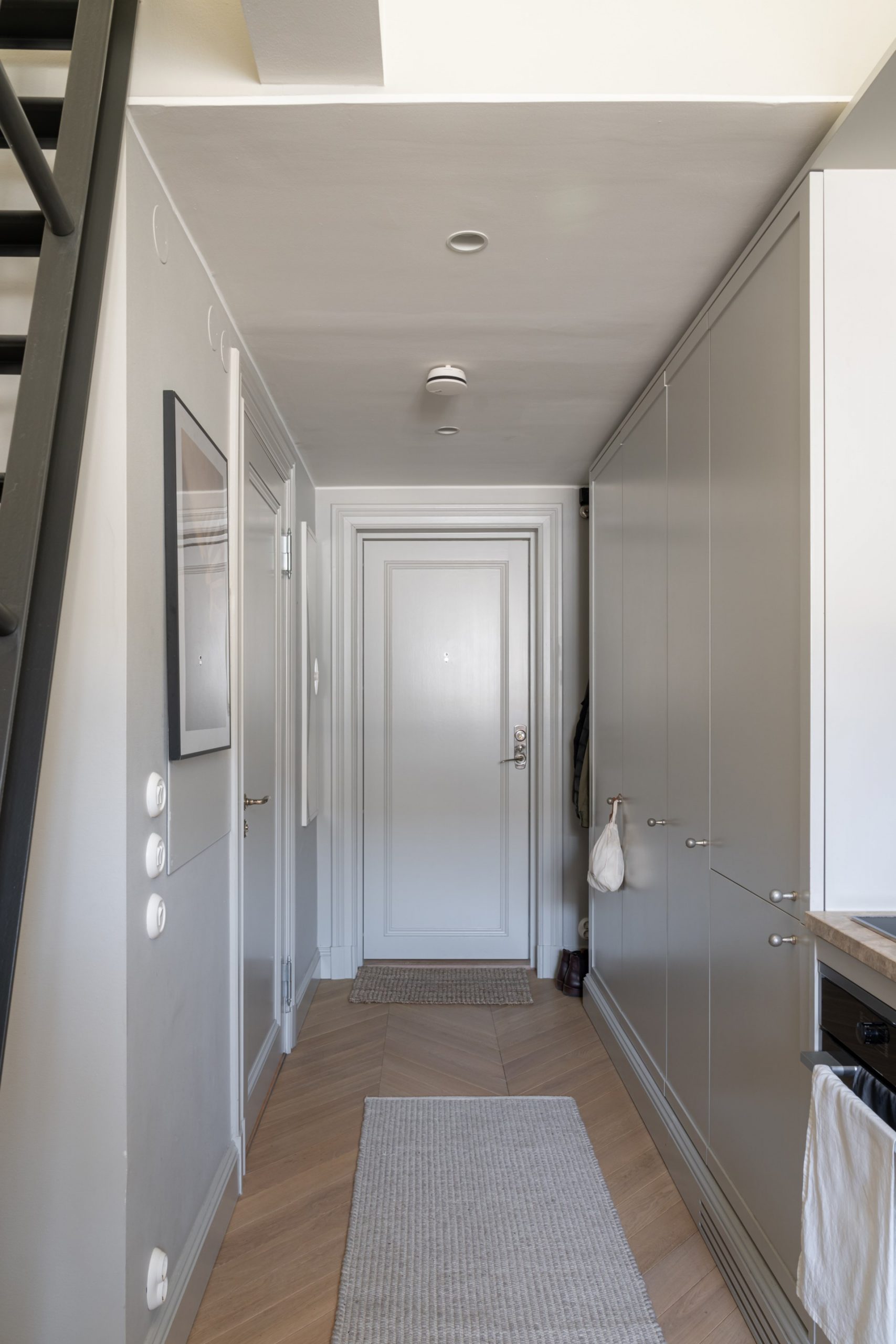 entrée avec placards deux-pièces en duplex de 34m2 entrée avec placards deux-pièces en duplex de 34m2