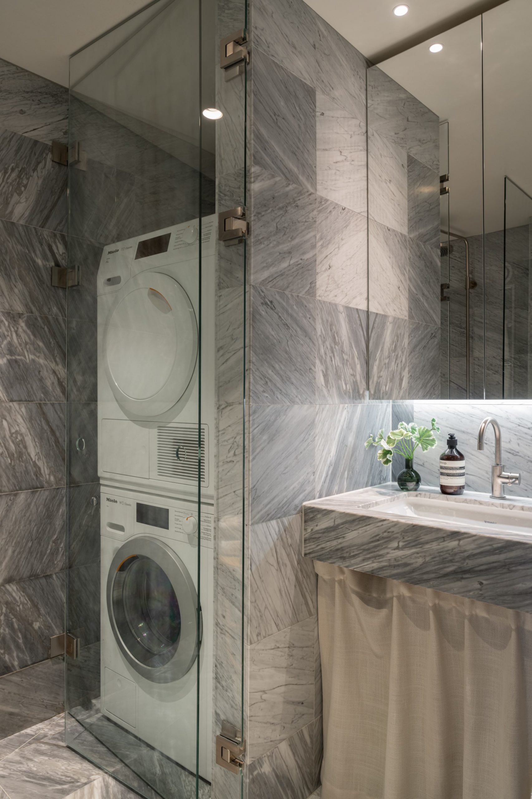 salle de bain marbre avec buanderie deux-pièces en duplex de 34m2 salle de bain marbre avec buanderie deux-pièces en duplex de 34m2