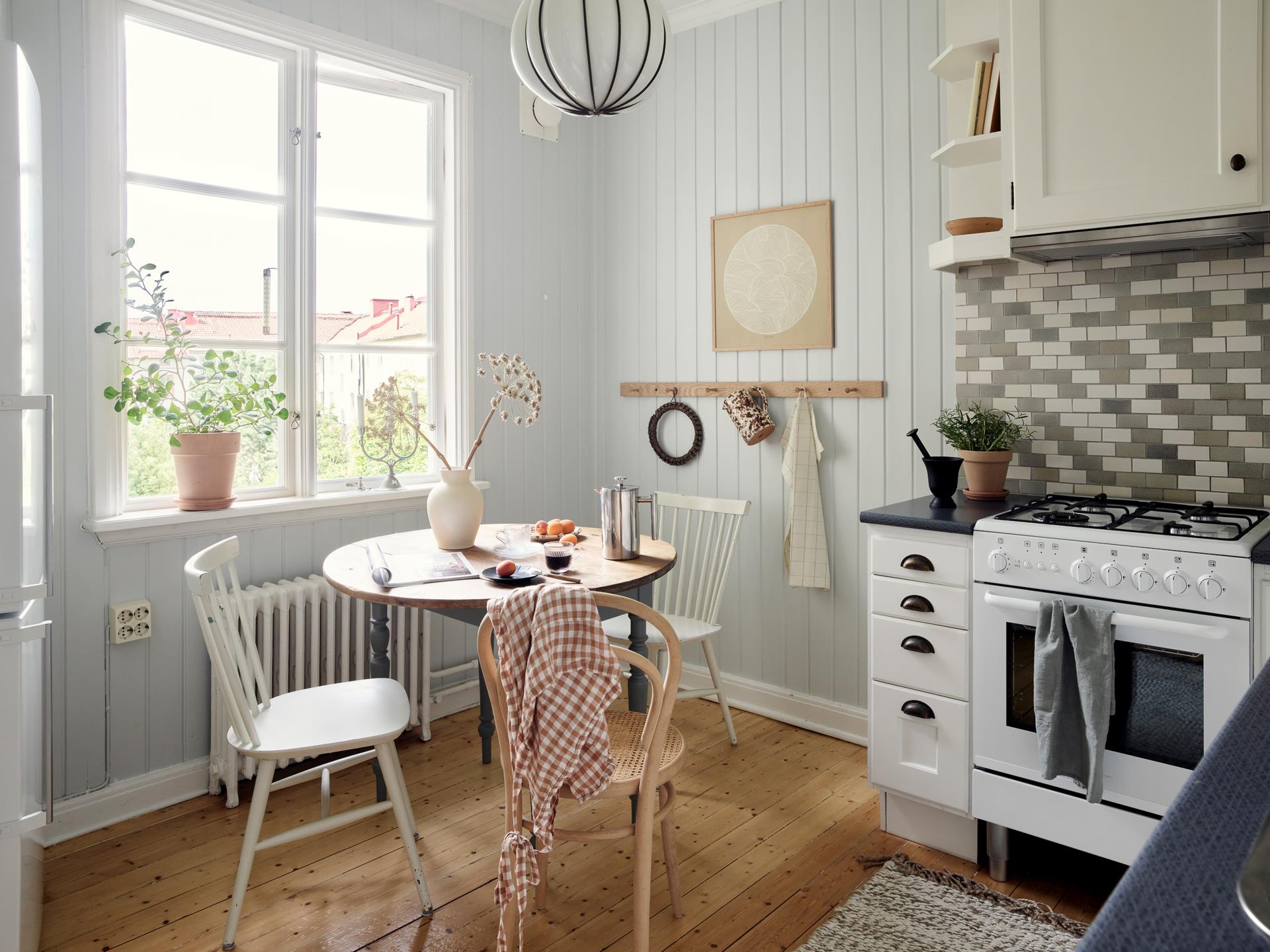 cuisine blanche murs bleu pâle décoration scandinave pastel cuisine blanche murs bleu pâle décoration scandinave pastel