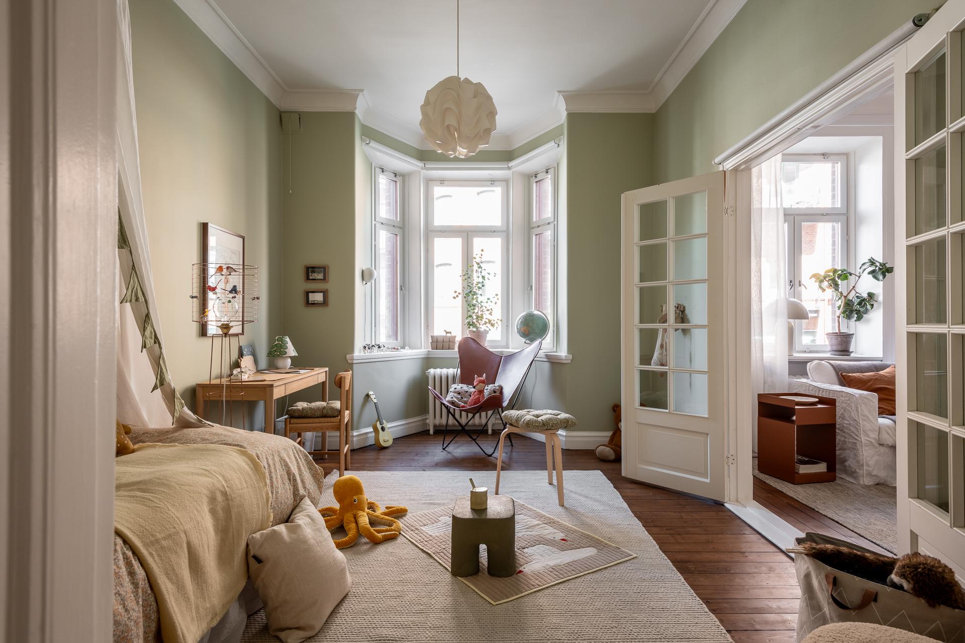 chambre enfant murs verts décoration scandinave