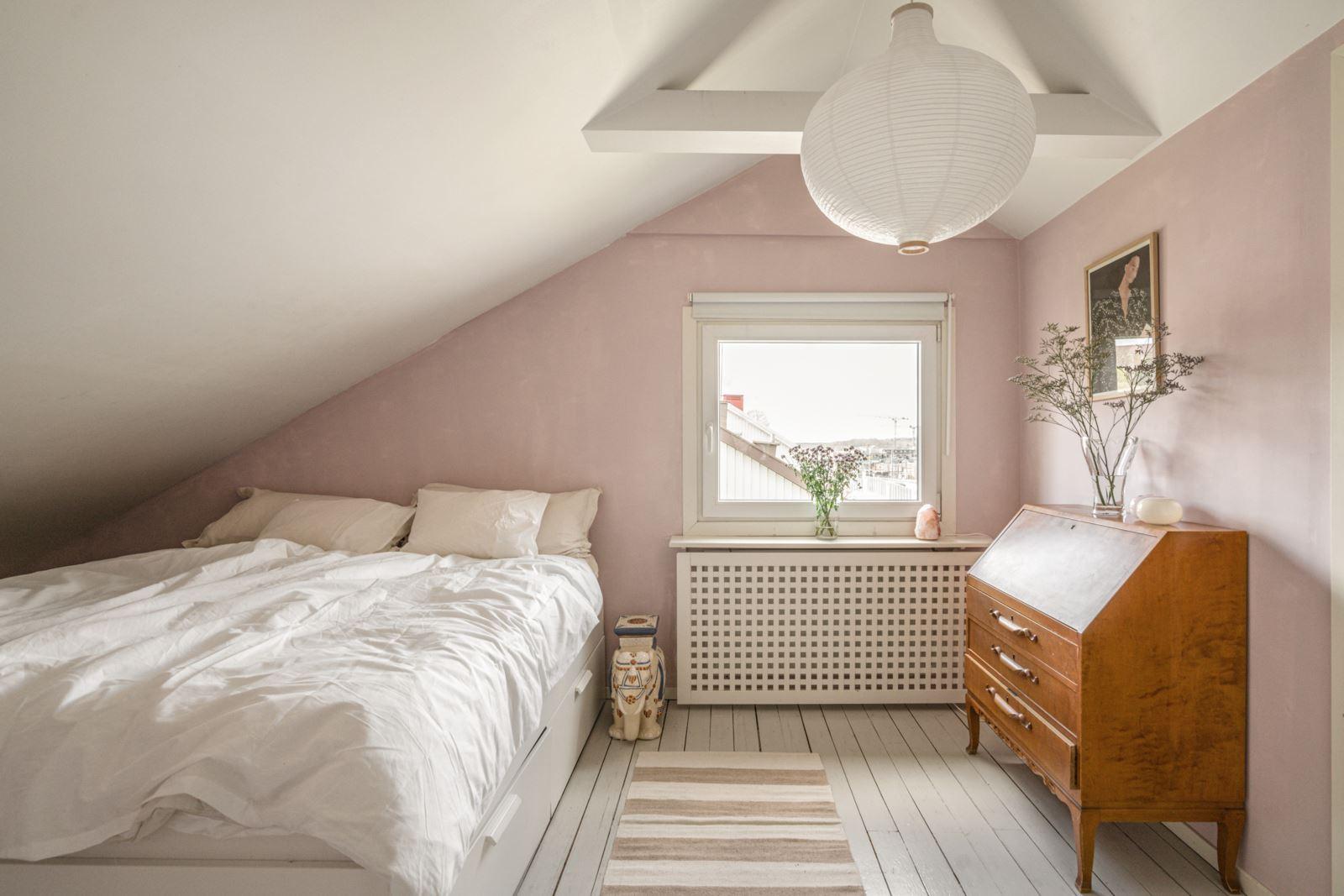chambre mansardée rose