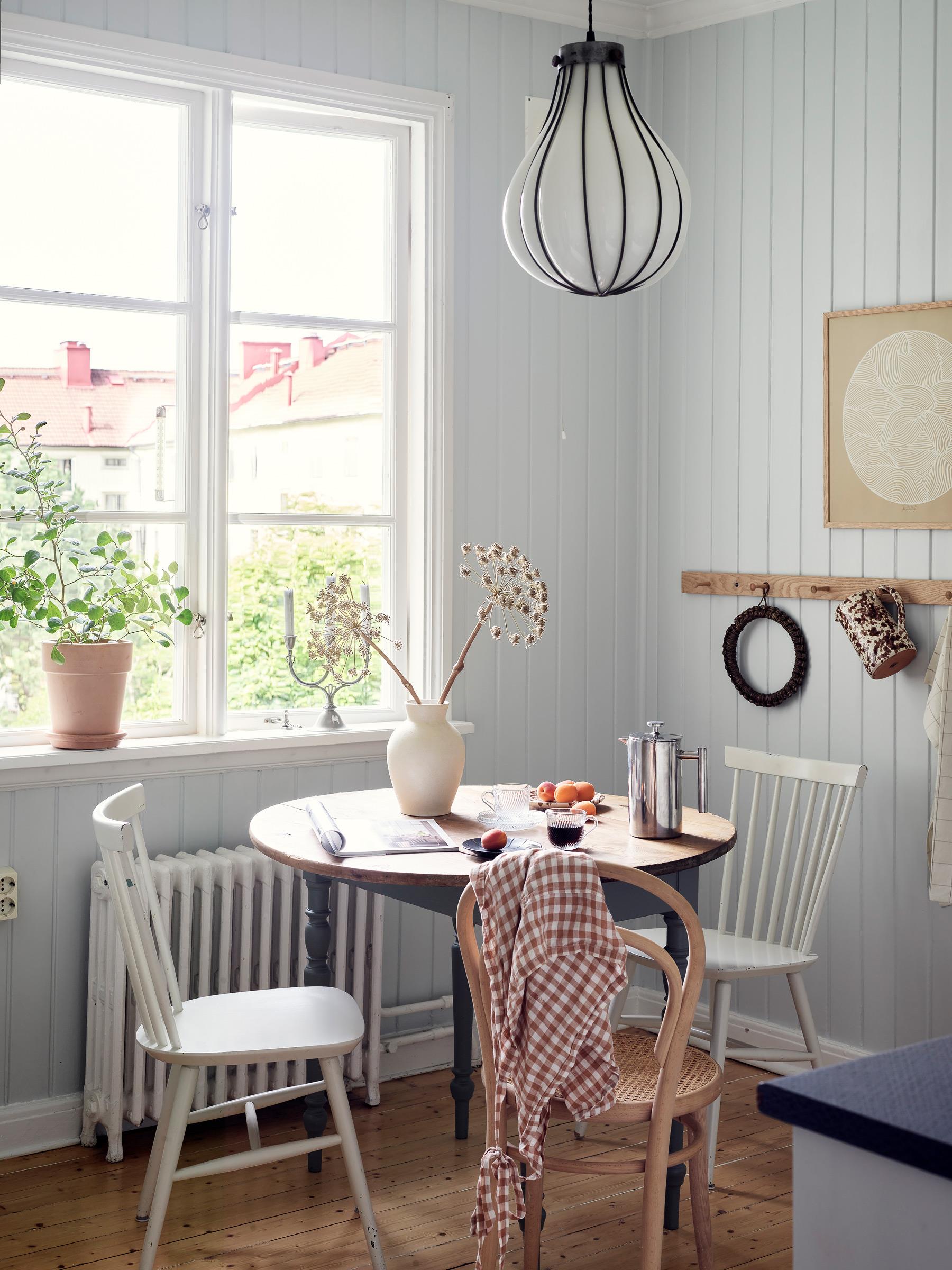 cuisine blanche murs bleu pâle décoration scandinave pastel cuisine blanche murs bleu pâle décoration scandinave pastel