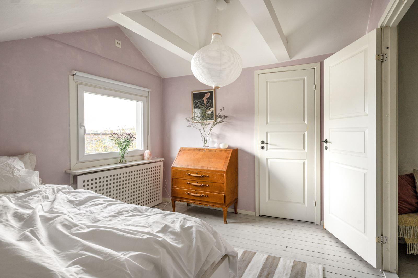 chambre mansardée rose appartement 50m2 sous les toits décoration scandinave