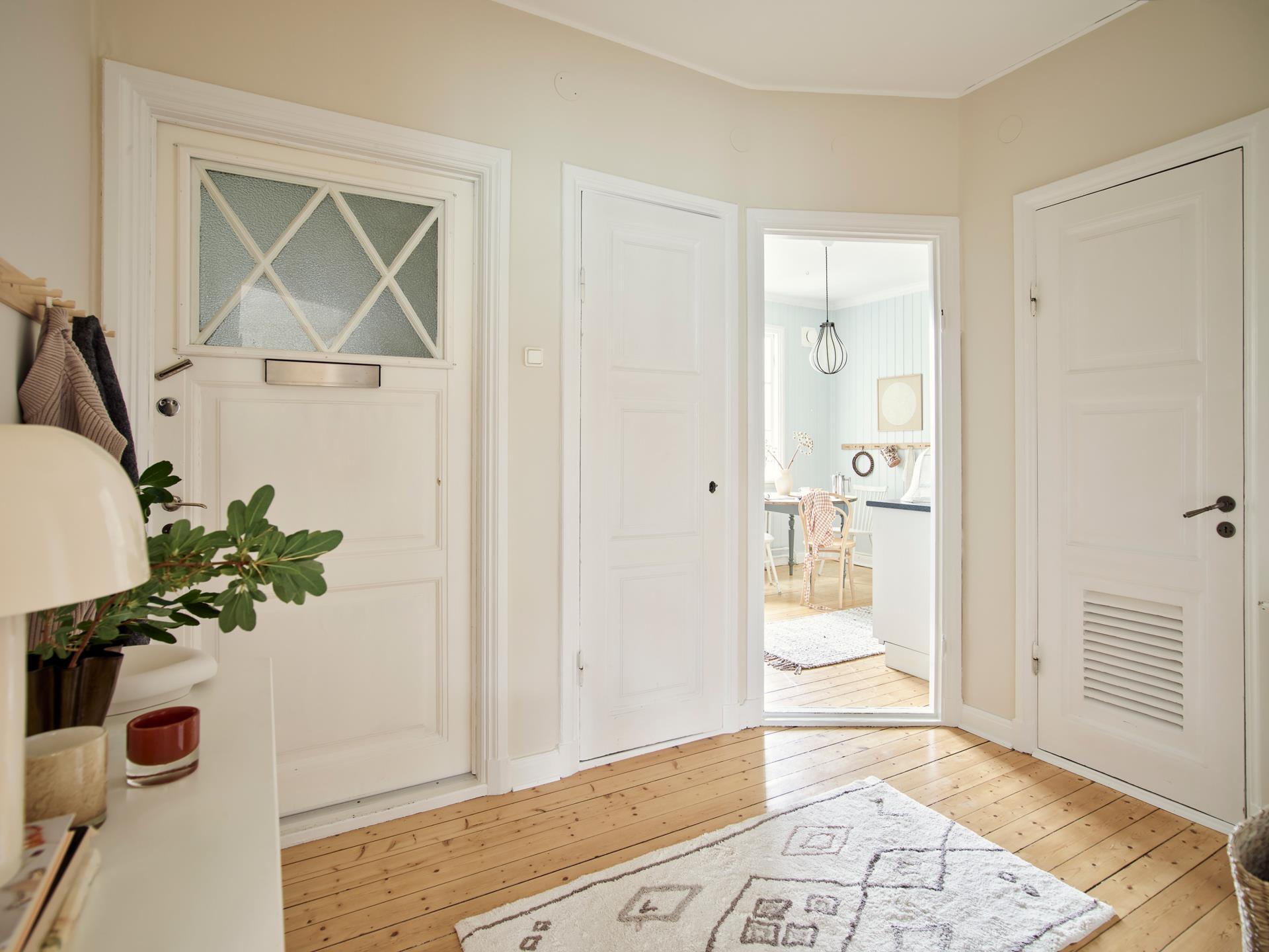 entrée avec parquet murs beige entrée avec parquet murs beige