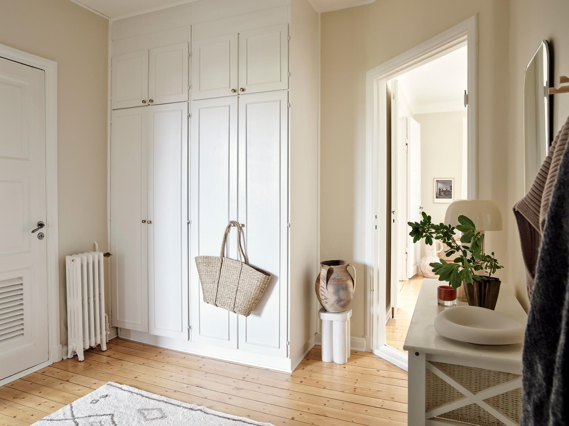 entrée avec parquet murs beige entrée avec parquet murs beige