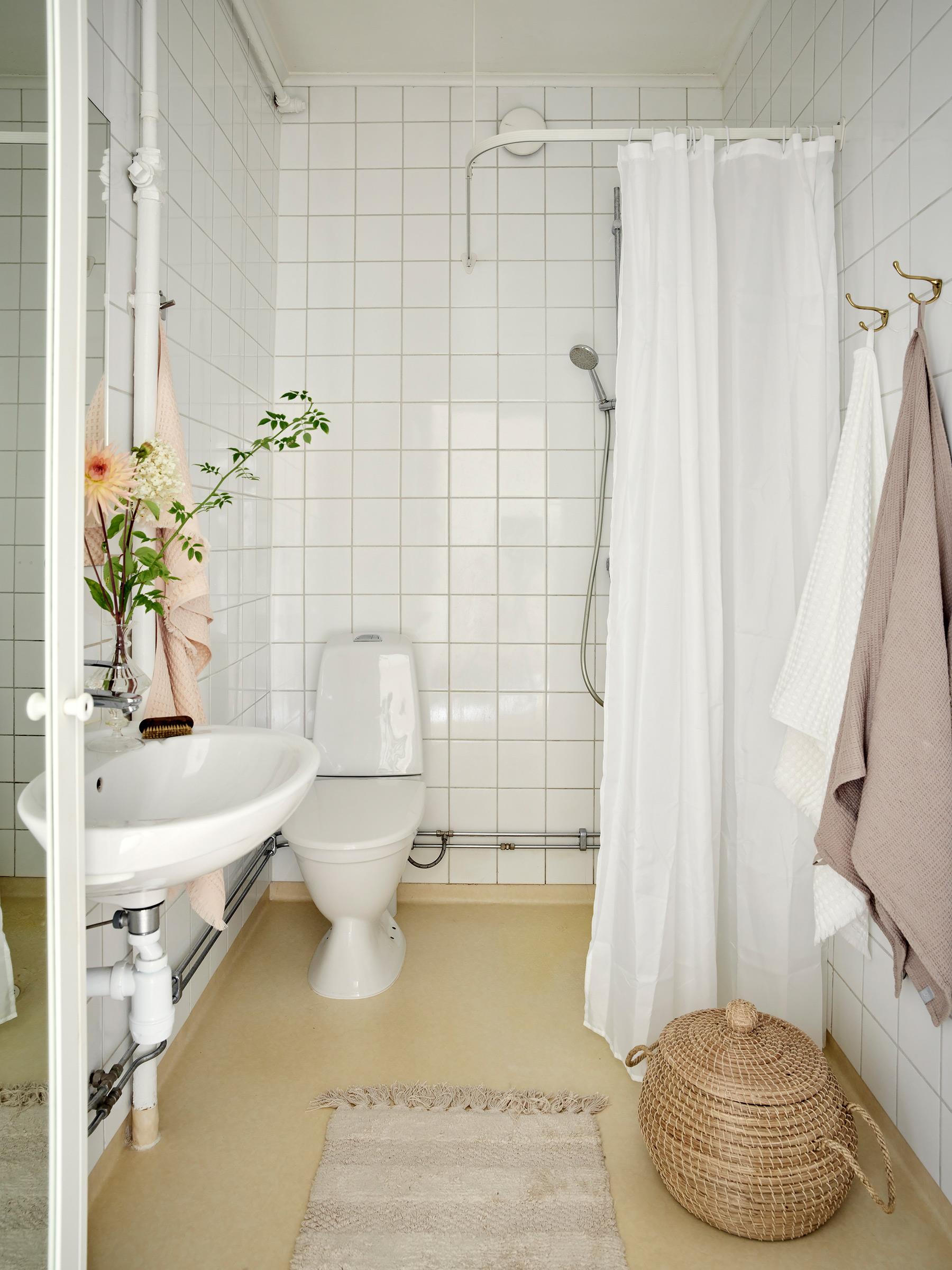 salle d salle d'eau carrelage blanc