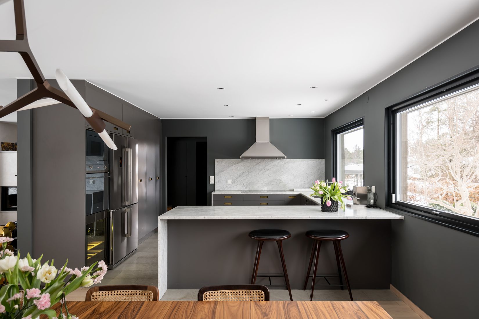 cuisine ouverte grise décoration contemporaine maison en bois cuisine ouverte grise décoration contemporaine maison en bois