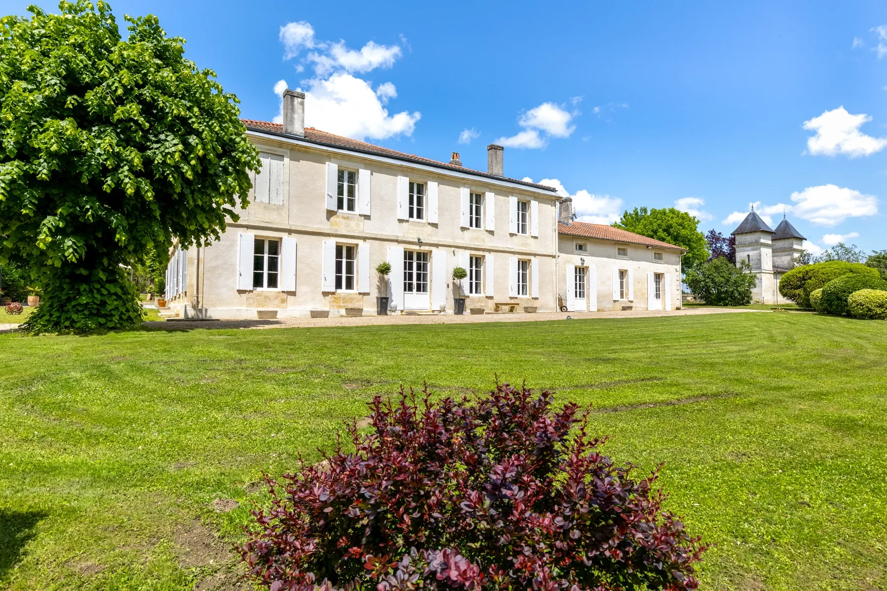 maison aux lignes classiques du 19e siècle près de Bordeaux maison aux lignes classiques du 19e siècle près de Bordeaux
