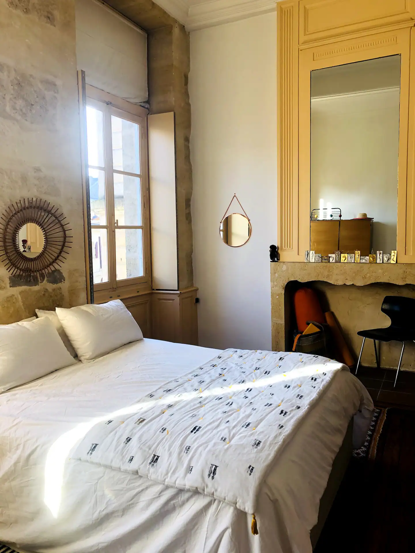chambre murs pierres appartement Bordeaux décoration vintage