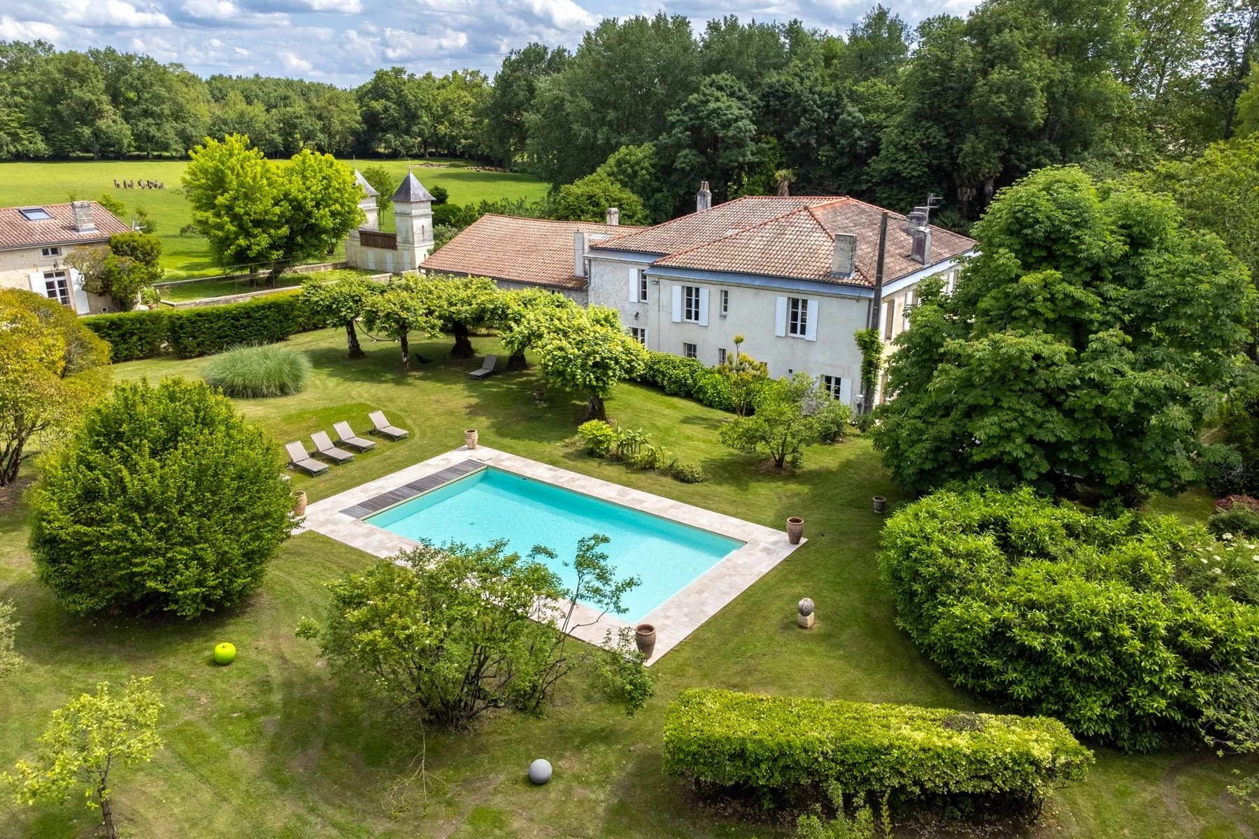 maison aux lignes classiques du 19e siècle près de Bordeaux maison aux lignes classiques du 19e siècle près de Bordeaux