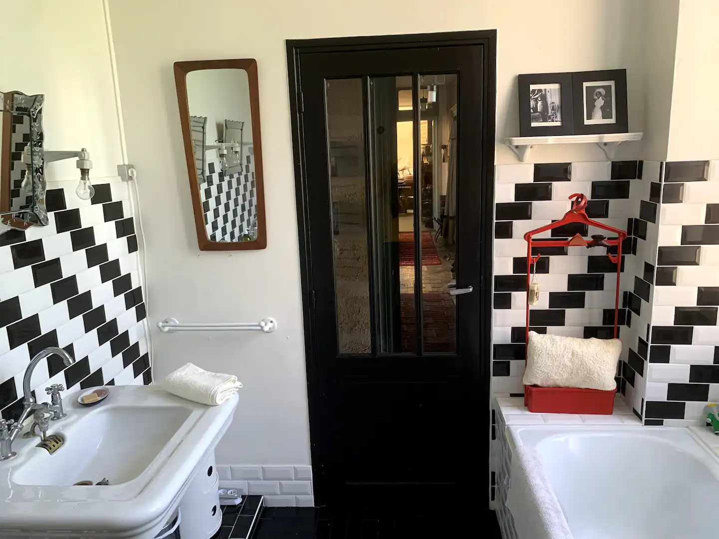 salle de bain noire et blanche