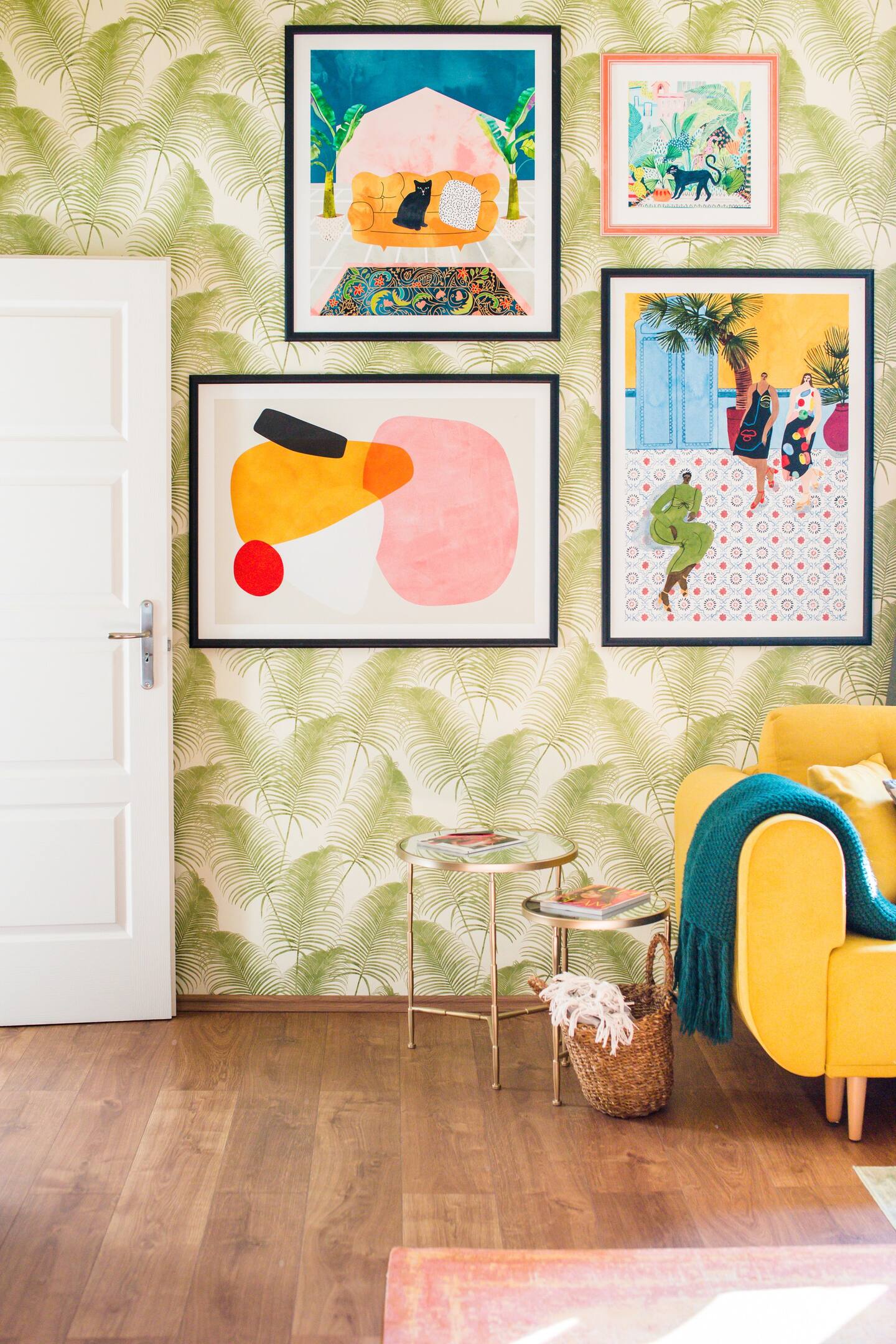 salon avec canapé jaune et papier-peint végétal décoration colorée salon avec canapé jaune et papier-peint végétal décoration colorée