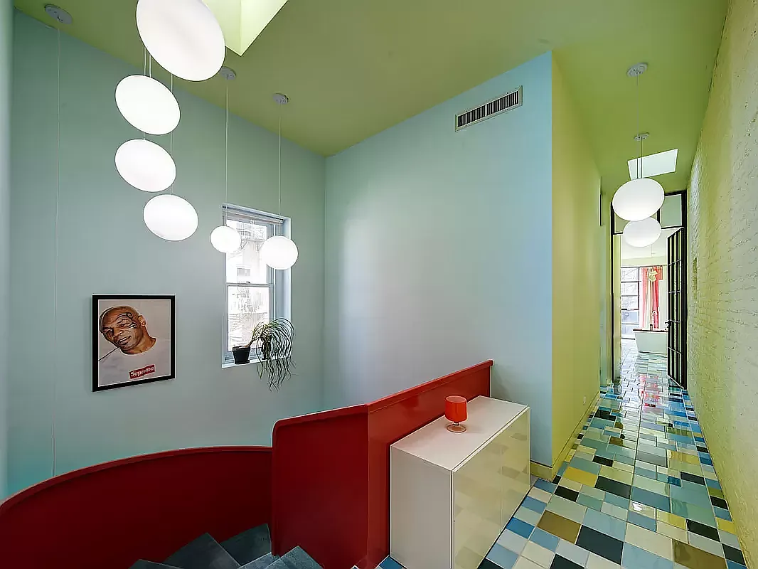 palier maison de ville Brooklyn décoration design colorée par Jorge Pardo "Red Spiral House"