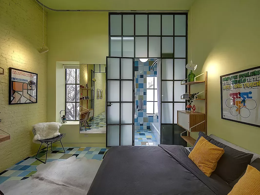 chambre avec porte verrière par Jorge Pardo "Red Spiral House"