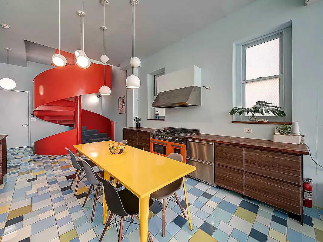 cuisine maison de ville Brooklyn décoration design colorée par Jorge Pardo "Red Spiral House"