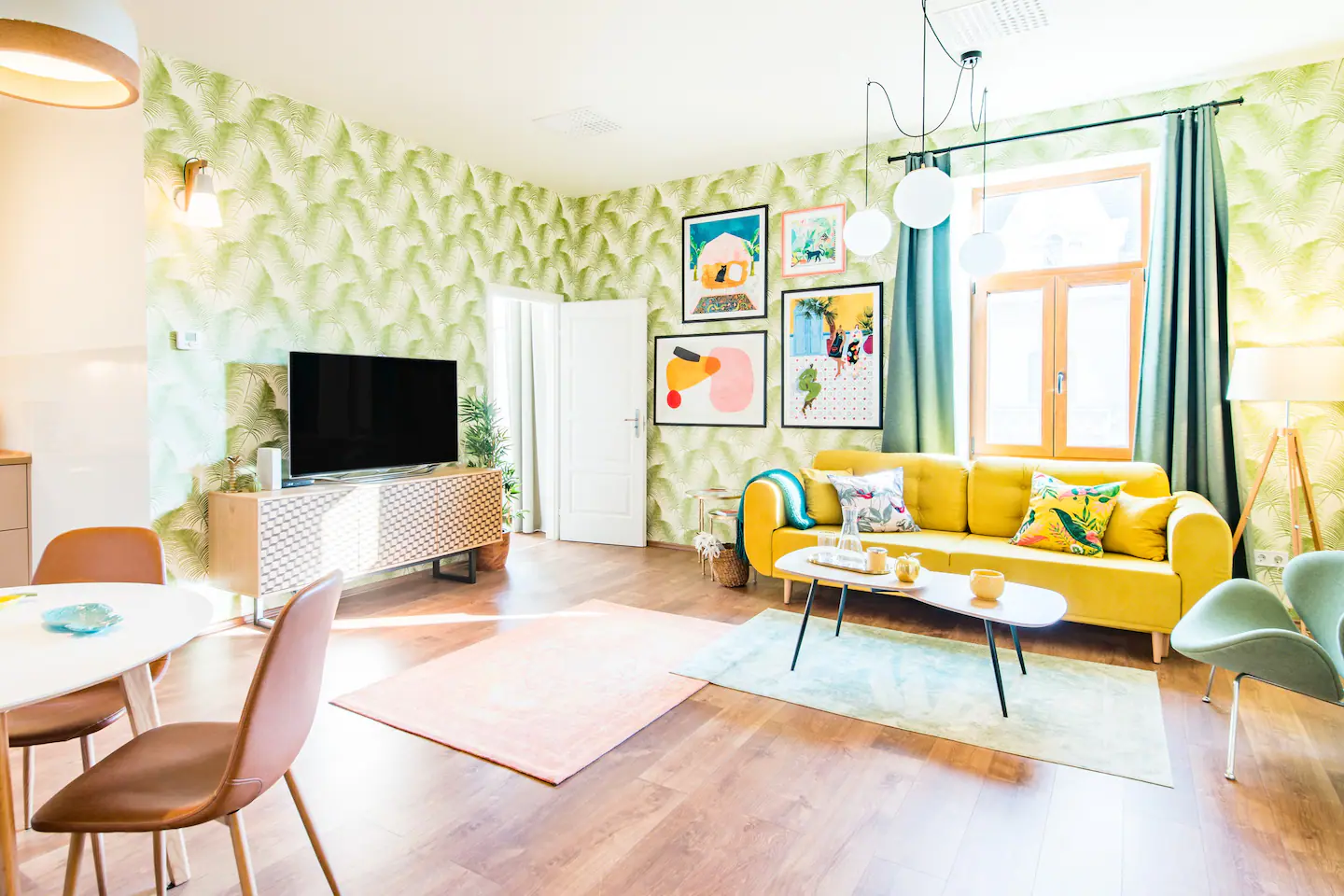 salon avec canapé jaune et fauteuil vert décoration colorée salon avec canapé jaune et fauteuil vert décoration colorée