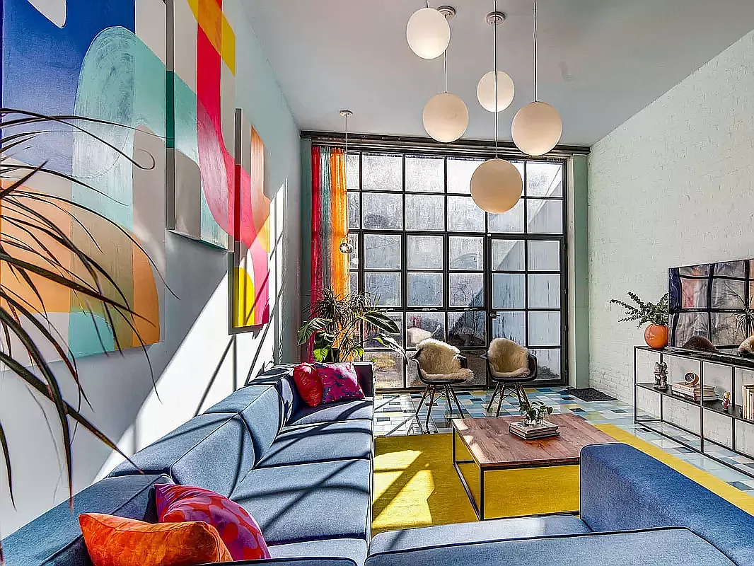 salon maison de ville Brooklyn décoration design colorée par Jorge Pardo "Red Spiral House"