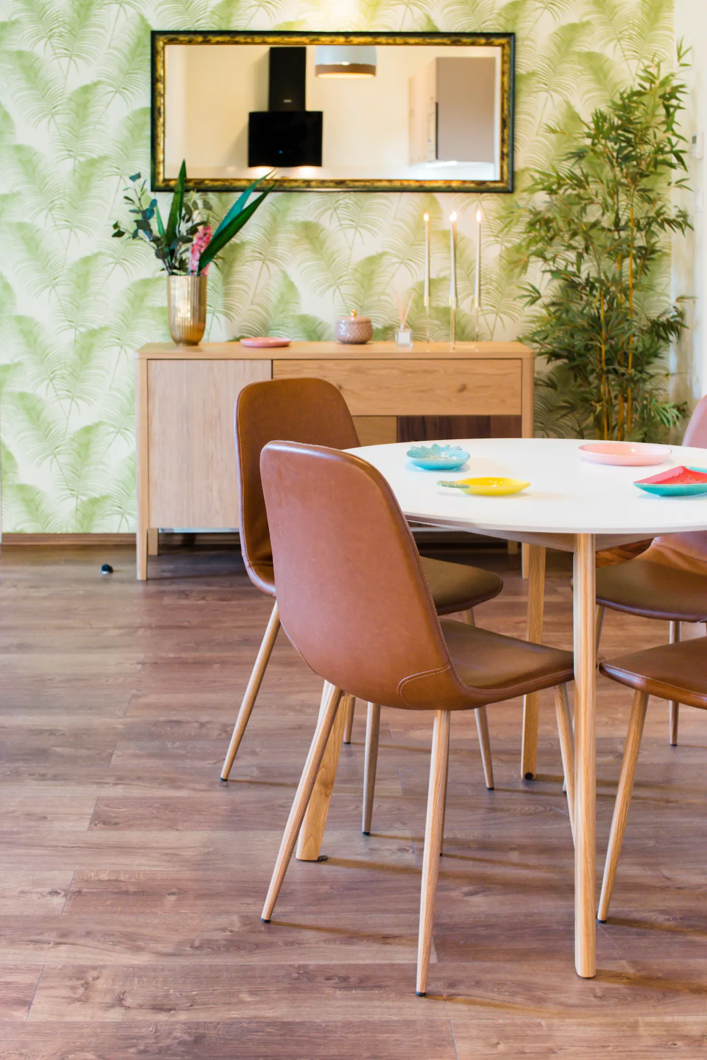 salle à manger avec papier-peint végétal décoration colorée salle à manger avec papier-peint végétal décoration colorée